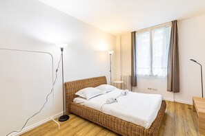 Een bureau, een strijkplank/strijkijzer, internet, beddengoed