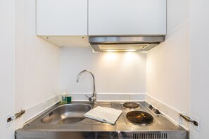 Een koelkast, een magnetron, een koffiezetapparaat/waterkoker