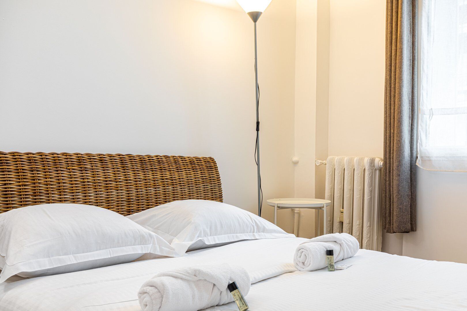 Desk, iron/ironing board, Internet, bed sheets