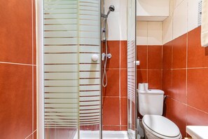 Een douche, een haardroger, handdoeken