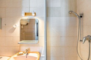 Douche, sĂšche-cheveux, serviettes fournies