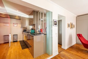 Kjøleskap, mikrobølgeovn, ovn og oppvaskmaskin