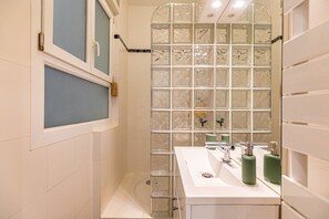 Shower, hair dryer, towels - GuestReady - Stylish Flat in Le Marais (Paris)