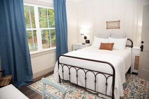 4 bedrooms, desk, WiFi, bed sheets