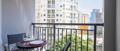 คอมฟอร์ทอพาร์ทเมนท์ | รับประทานอาหารกลางแจ้ง