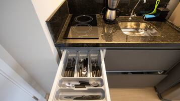 Apartamento conforto | Cozinha privada | Geladeira, micro-ondas, talheres/pratos/utensílios de cozinha