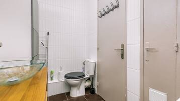 Een douche, een haardroger, handdoeken