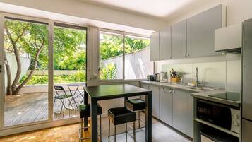 Een koelkast, een microgolfoven, een vaatwasser