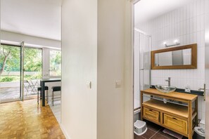Shower, hair dryer, towels - GuestReady - Peaceful Haven in Gare (Paris)