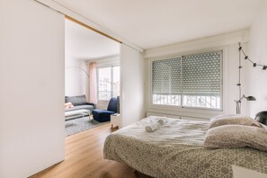 2 bedrooms, desk, iron/ironing board, internet