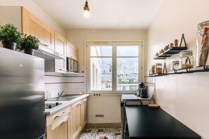 Køleskab, mikrobølgeovn, kogeplade, opvaskemaskine