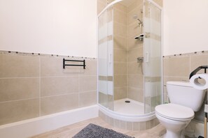 Douche, séchoir à cheveux, serviettes fournies