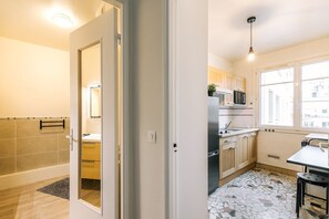 Kjøleskap, mikrobølgeovn, kokeplater og oppvaskmaskin