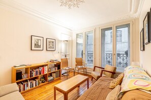 Living area - GuestReady - Quaint retreat near the Patheon (Paris)