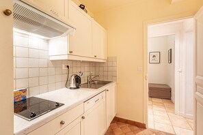 Réfrigérateur, micro-ondes, plaque de cuisson, lave-vaisselle