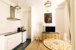 Kühlschrank, Mikrowelle, Ofen, Wasserkocher mit Kaffee-/Teezubehör