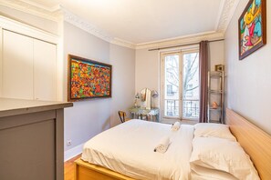 1 soverom, skrivebord, strykejern/-brett og internettilgang