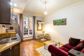 TV, books - GuestReady - classy flat on Le Marais (Paris)