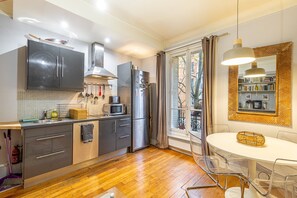 Kjøleskap, mikrobølgeovn, oppvaskmaskin og kaffetrakter/tekoker