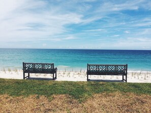 På stranden