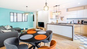 Un apartamento moderno con sala de estar, comedor y cocina.