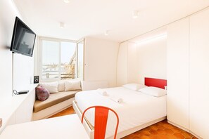 Een bureau, internet, beddengoed