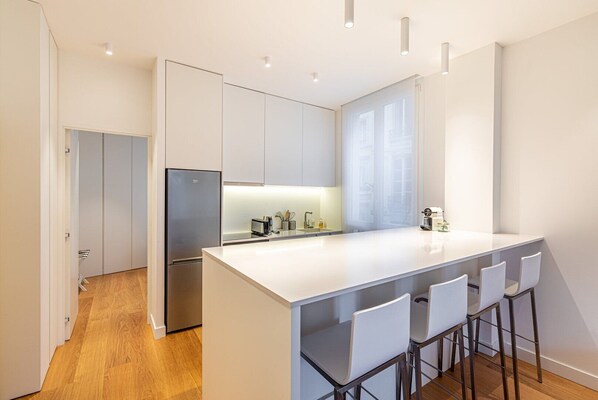 Fridge, microwave, oven, dishwasher - GuestReady - Modern apartment in a prime location (Paris)
