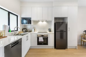 Fridge, microwave, oven, stovetop - Urban Glow Townhouse with parking (Auckland South)