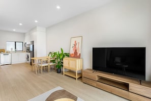 TV - Urban Glow Townhouse with parking (Auckland South)