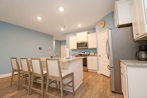 Kylskåp, mikrovågsugn, ugn och diskmaskin