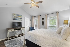3 bedrooms, iron/ironing board, travel crib, free WiFi - Easy beach access, pool, private hot tub, family sized 3 BR townhome (Gulfport)