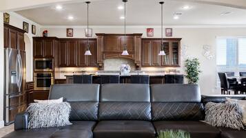 Smart TV, lareira, mesa de pingue-pongue