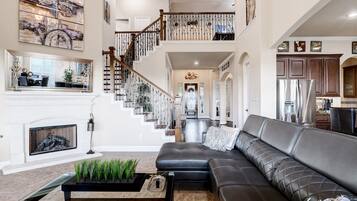 Smart-tv, een open haard en een tafeltennistafel