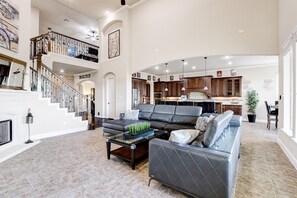 Smart TV, fireplace, ping pong - The Views are for Miles! (San Antonio)