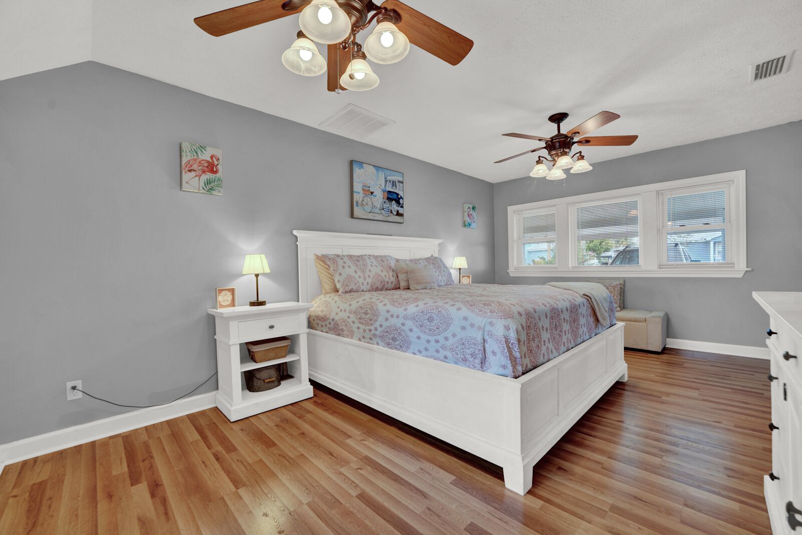 Planxa i posts de planxar, wifi gratuïta i roba de llit 