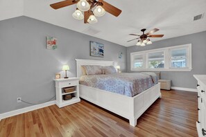 Tabla de planchar con plancha, wifi gratis y ropa de cama 