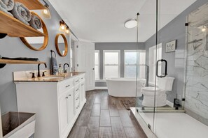 Secador de pelo, toallas, jabón, shampoo