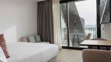 Studio Queen | In-room safe, blackout drapes, iron/ironing board