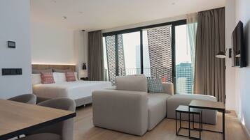 Een 55-inch flatscreentelevisie met digitale zenders