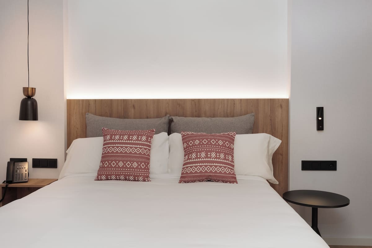 1 Bedroom Apartment Panoramic Sea View | Een kluis op de kamer, verduisterende gordijnen