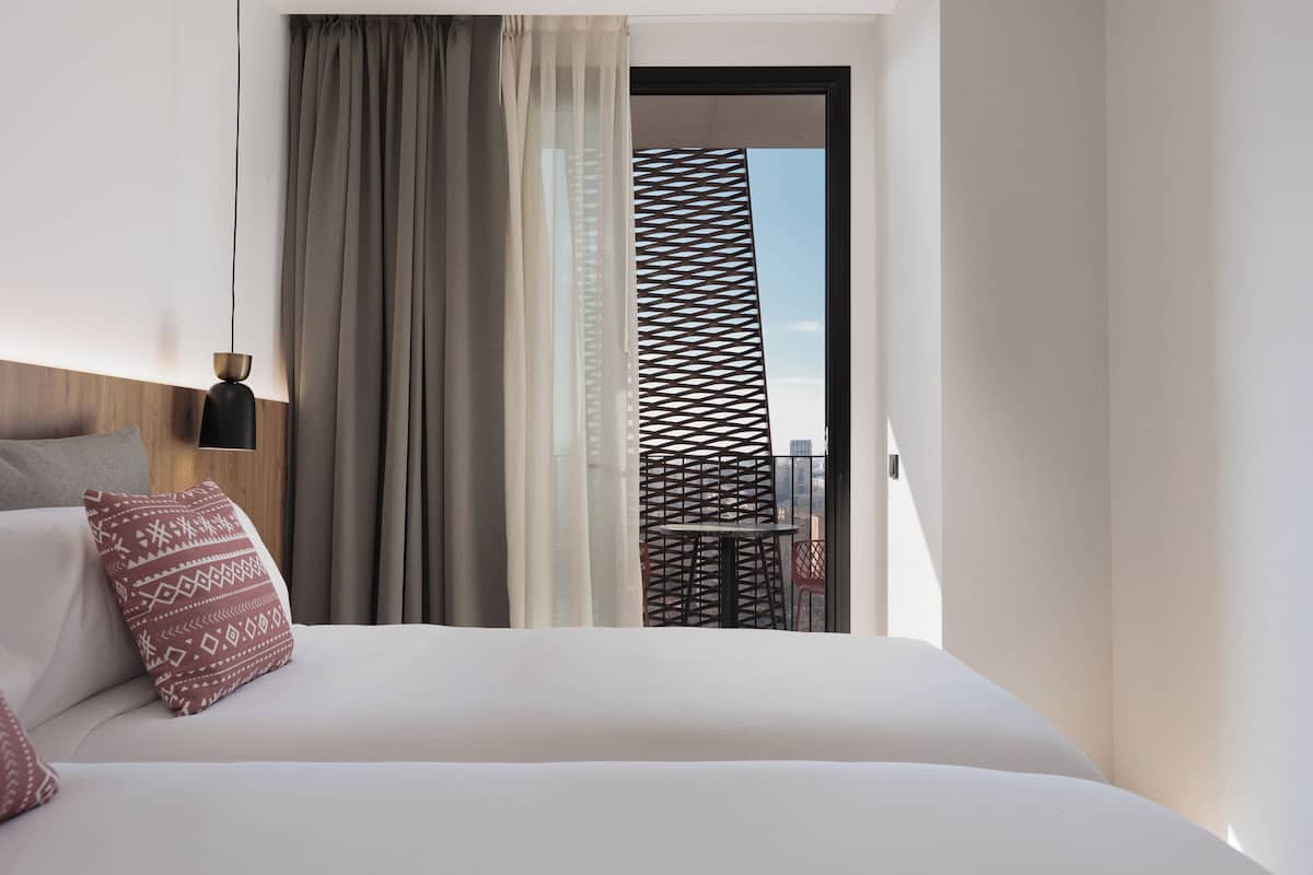2 bedroom apartment panoramic sea view | Een kluis op de kamer, verduisterende gordijnen