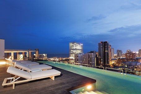 Udendørs pool, åben fra kl. 10.00 til kl. 18.00, parasoller, liggestole. Hotel Tembo Barcelona