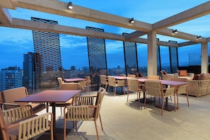 Outdoor dining - Hotel Tembo Barcelona (Sant Adria de Besos)
