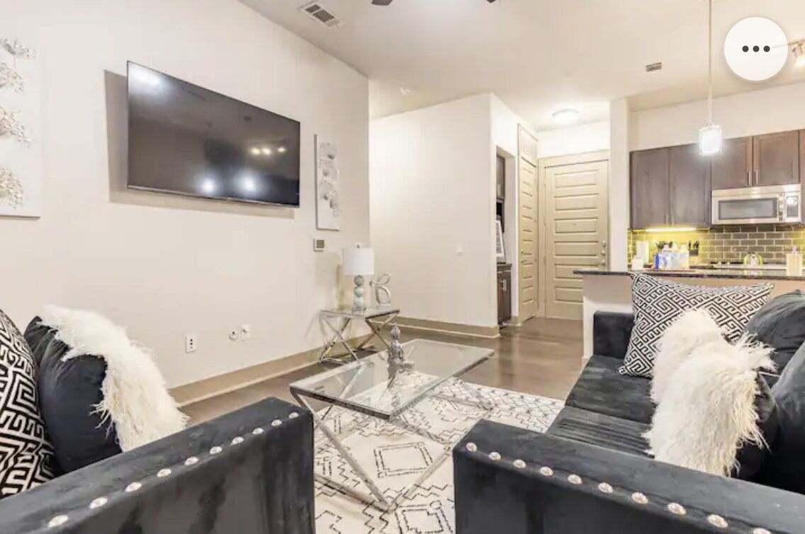 Spacious, Relaxed retreat with Tylaco. Minutes away from the cities attractions!