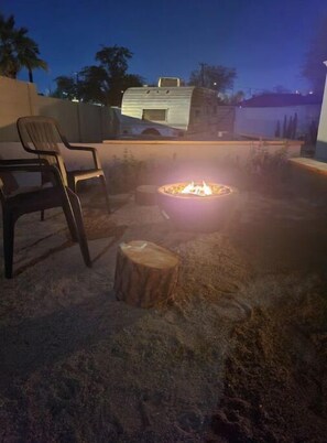 Property grounds - The Whittier Cottage, a cozy home in Phoenix. (Phoenix)