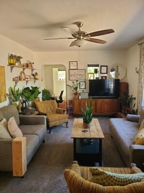 Living area - The Whittier Cottage, a cozy home in Phoenix. (Phoenix)