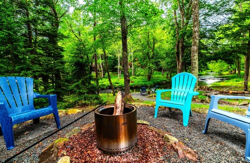 Waterfront/2fireplaces/Hottub/KingBed/Firepit/Smoker/Grill, Serenity