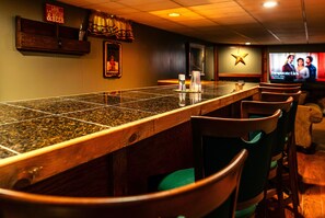 Bar (on property) - Waterfront/2fireplaces/Hottub/KingBed/Firepit/Smoker/Grill, Serenity (Pocono lake)