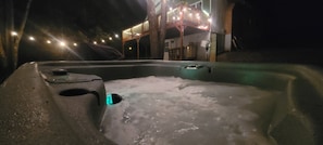 Outdoor spa tub - Waterfront/2fireplaces/Hottub/KingBed/Firepit/Smoker/Grill, Serenity (Pocono lake)