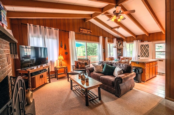 Smart TV, fireplace, video games, books - Waterfront/2fireplaces/Hottub/KingBed/Firepit/Smoker/Grill, Serenity (Pocono lake)